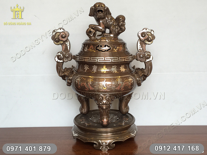 Đỉnh Đồng trong bộ đồ thờ ngũ sự khảm ngũ sắc